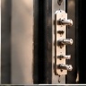 Detailaufnahme: Mehrpunkt-Verriegelung Bolzensystem